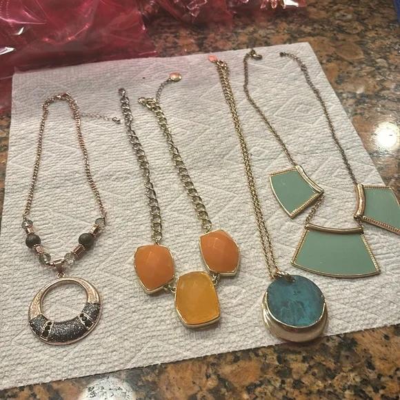 Women’s assorted necklaces - Picture 1 of 5